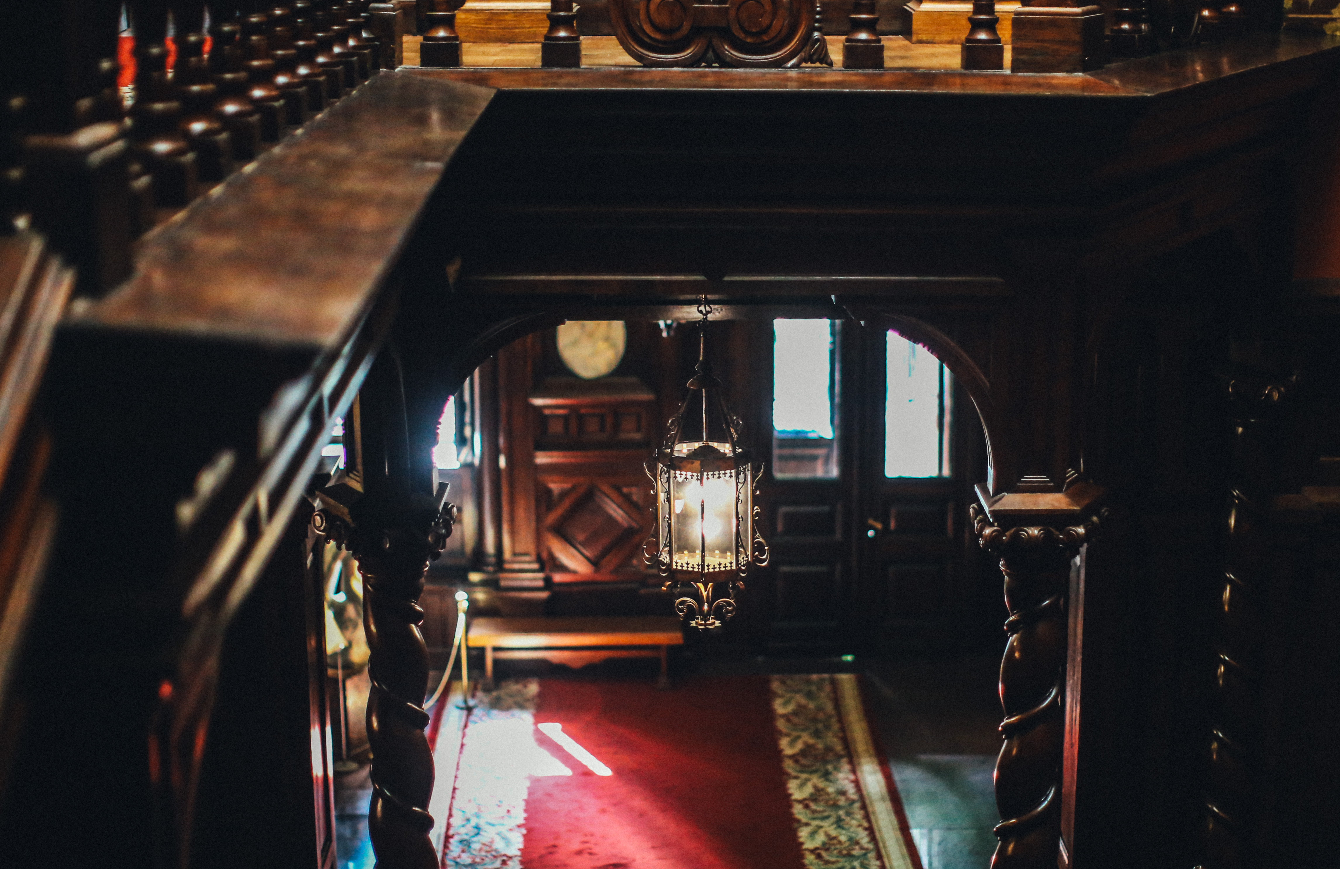 Фото. Великий кований ліхтар над дерев’яними парадними сходами музею