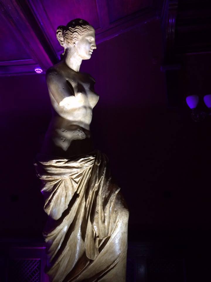 Фото. Копія статуї Венери Мелоської 19 століття у портику музею