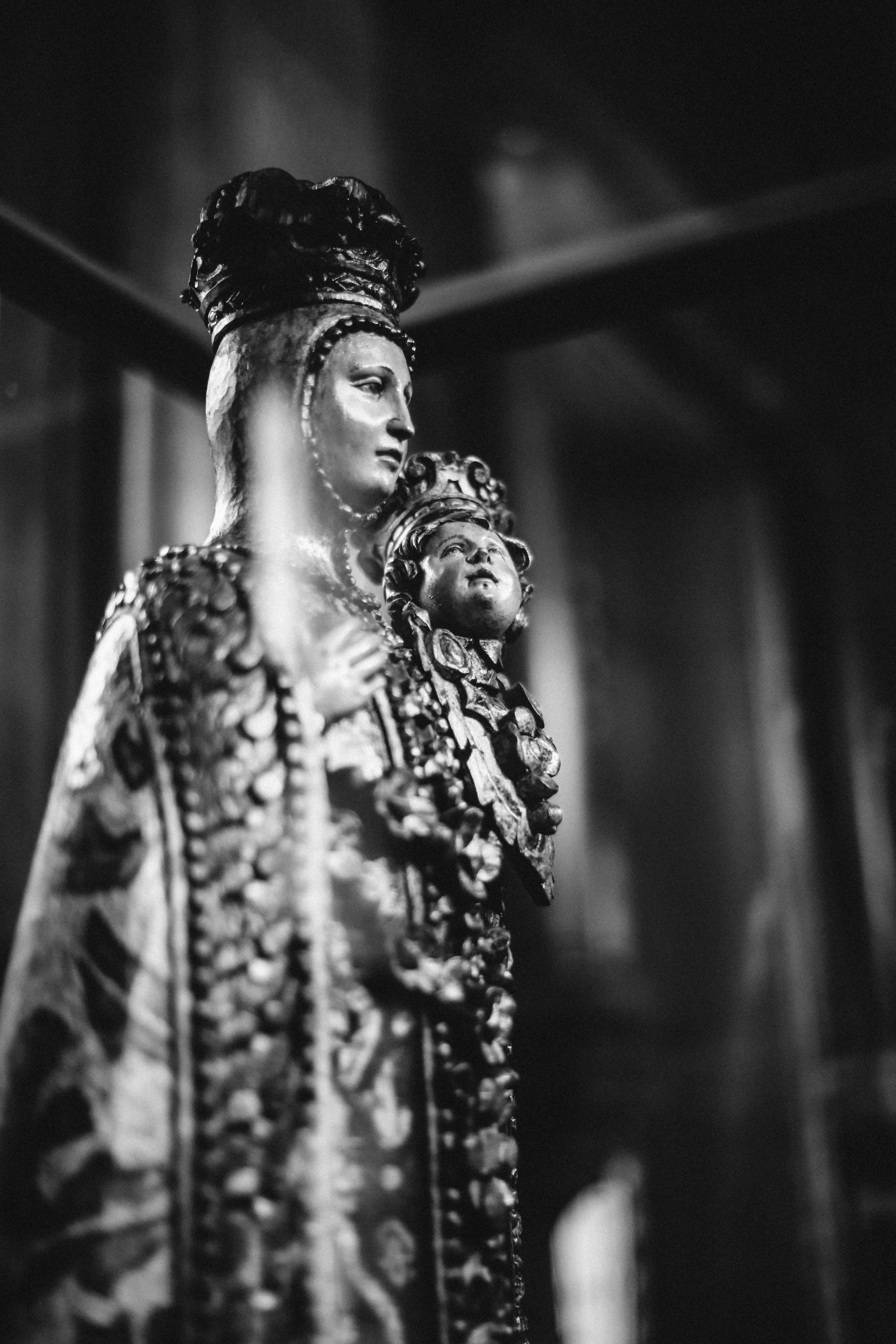Фото. Дерев’яна скульптура Мадонни з немовлям шістнадцятого століття