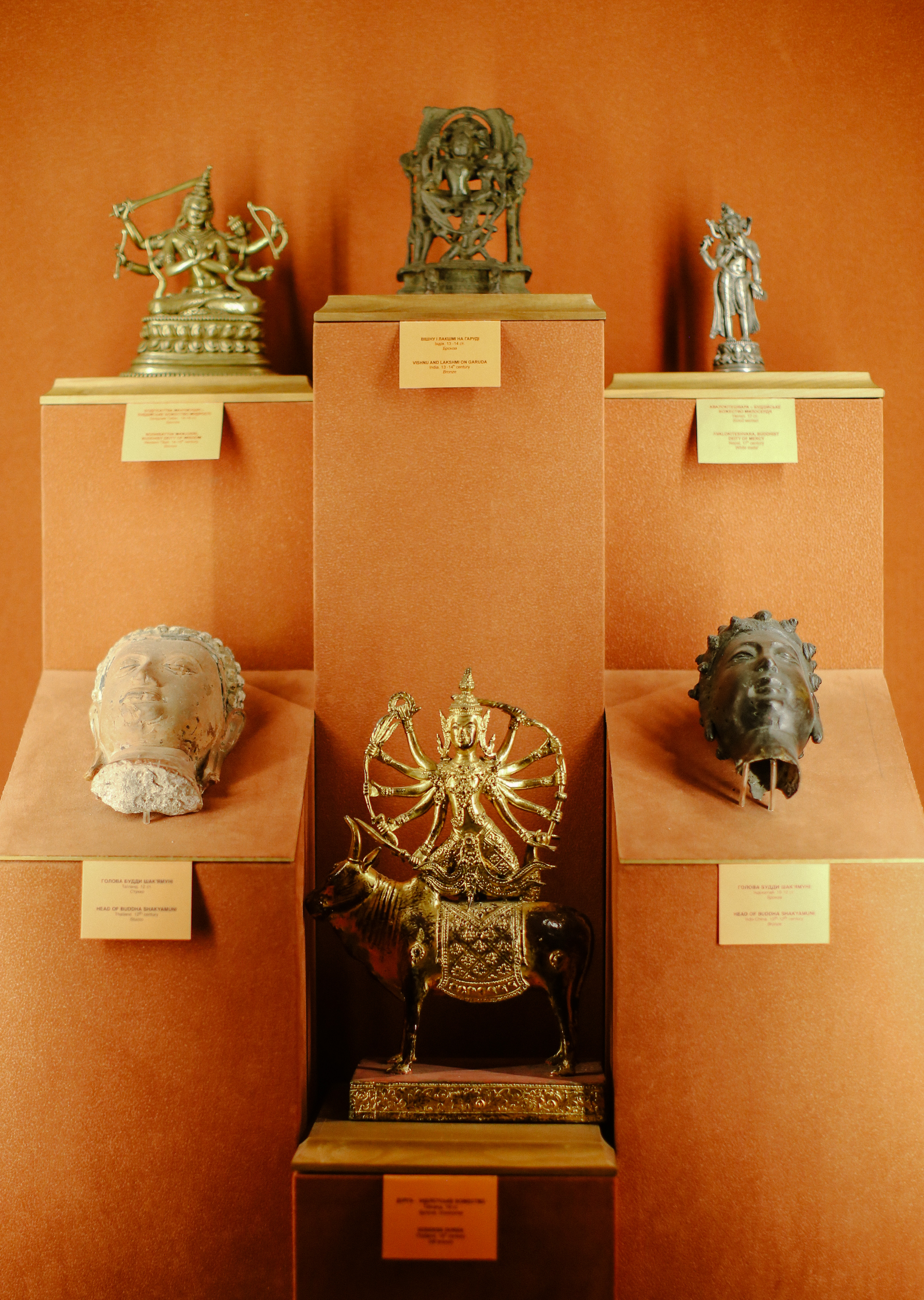 Фото. Експонати зали мистецтва буддизму: скульптури