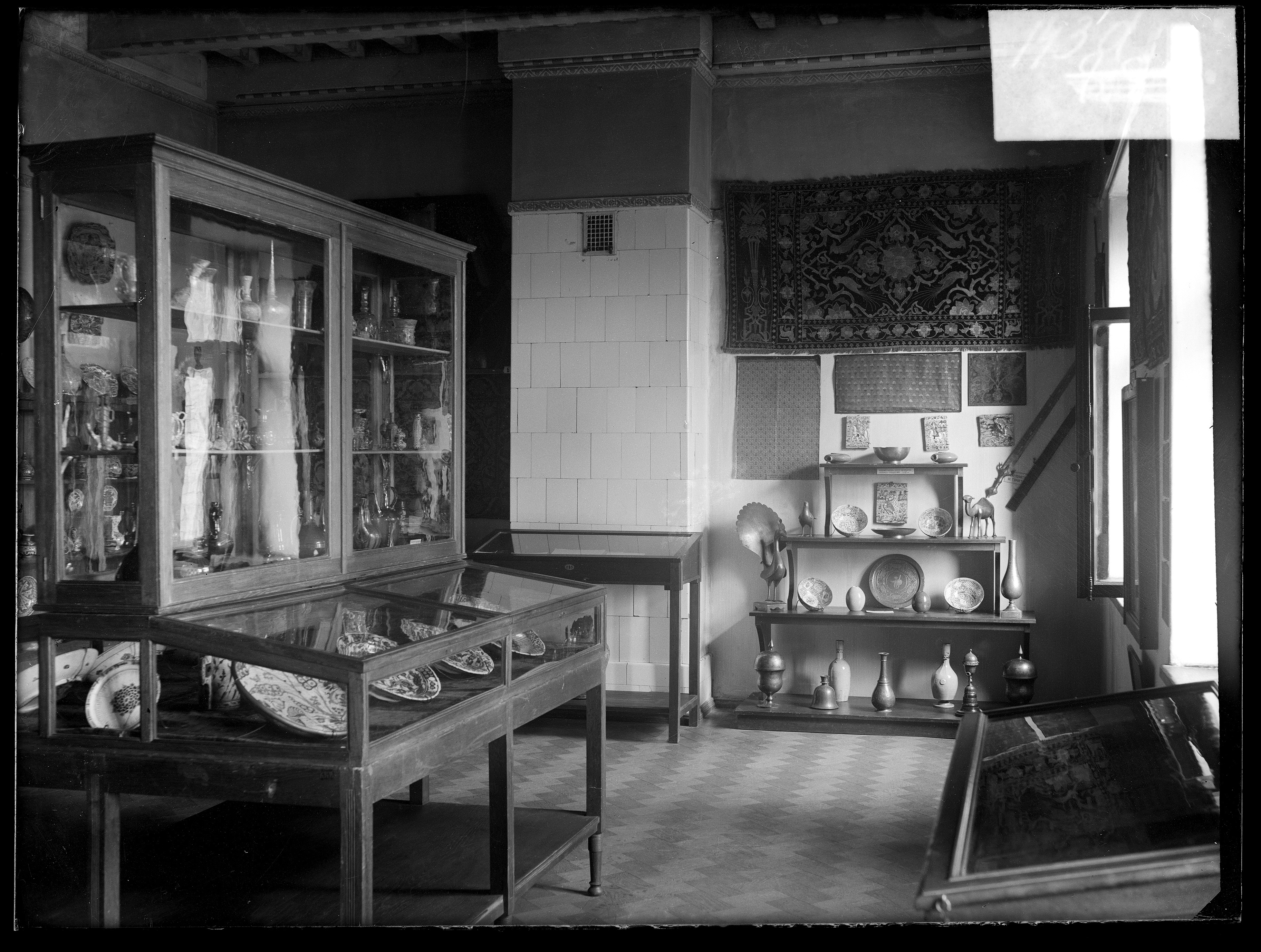 Перша експозиція мистецтва ісламу (кураторка М. Вязьмітіна) на 3 поверсі дому Ханенків, 1930 рік. ©Музей Ханенків