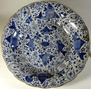 Китайська порцелянова тарілка з хвилястим бортом. Декорована синіми розписами у вигляді краба та восьми риб довкруж. Зображення морських істот розміщено серед водоростей та квітів.