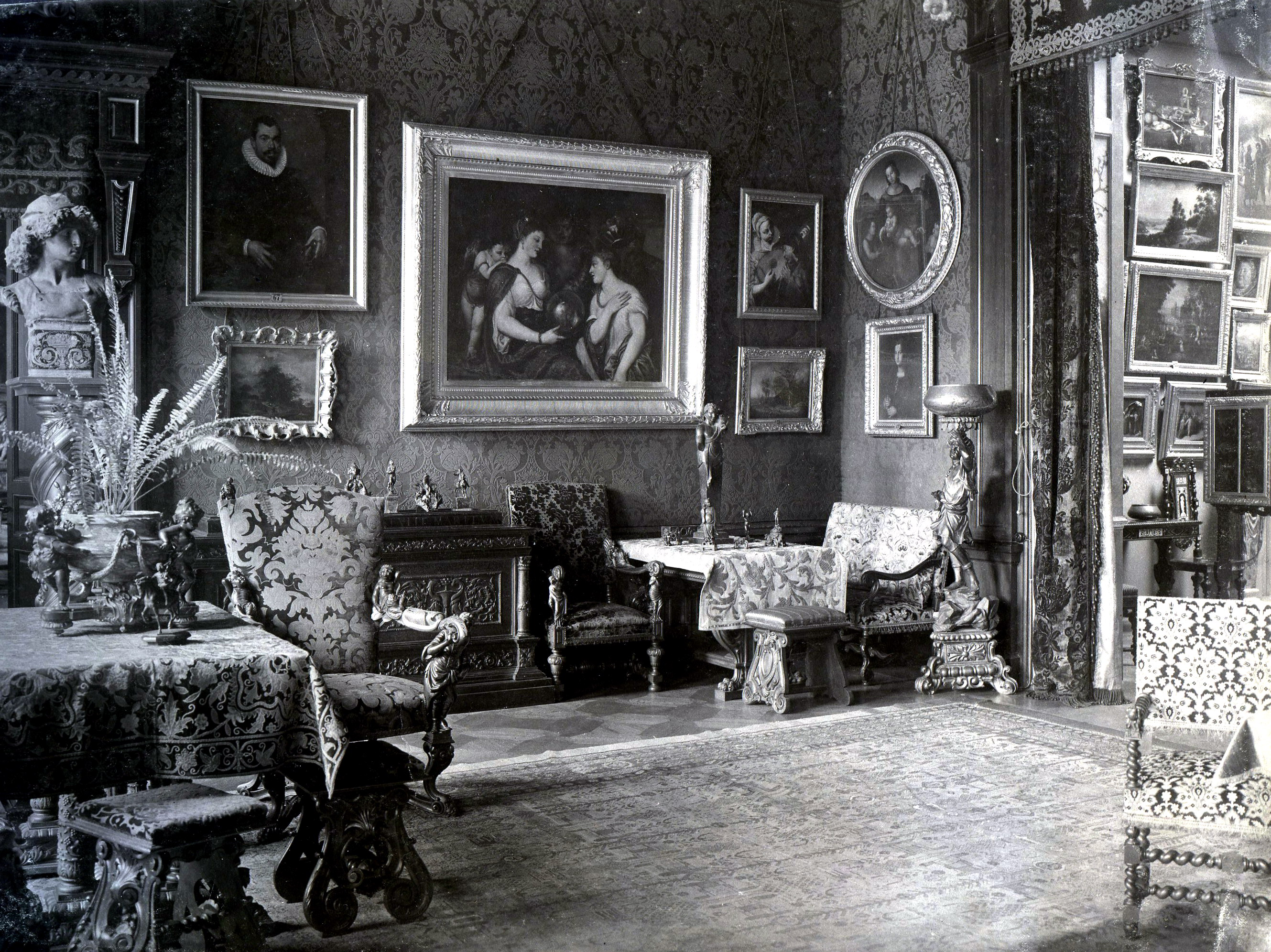 Red Hall of the Khanenkos' mansion, 1900-s. From the museum's archive.