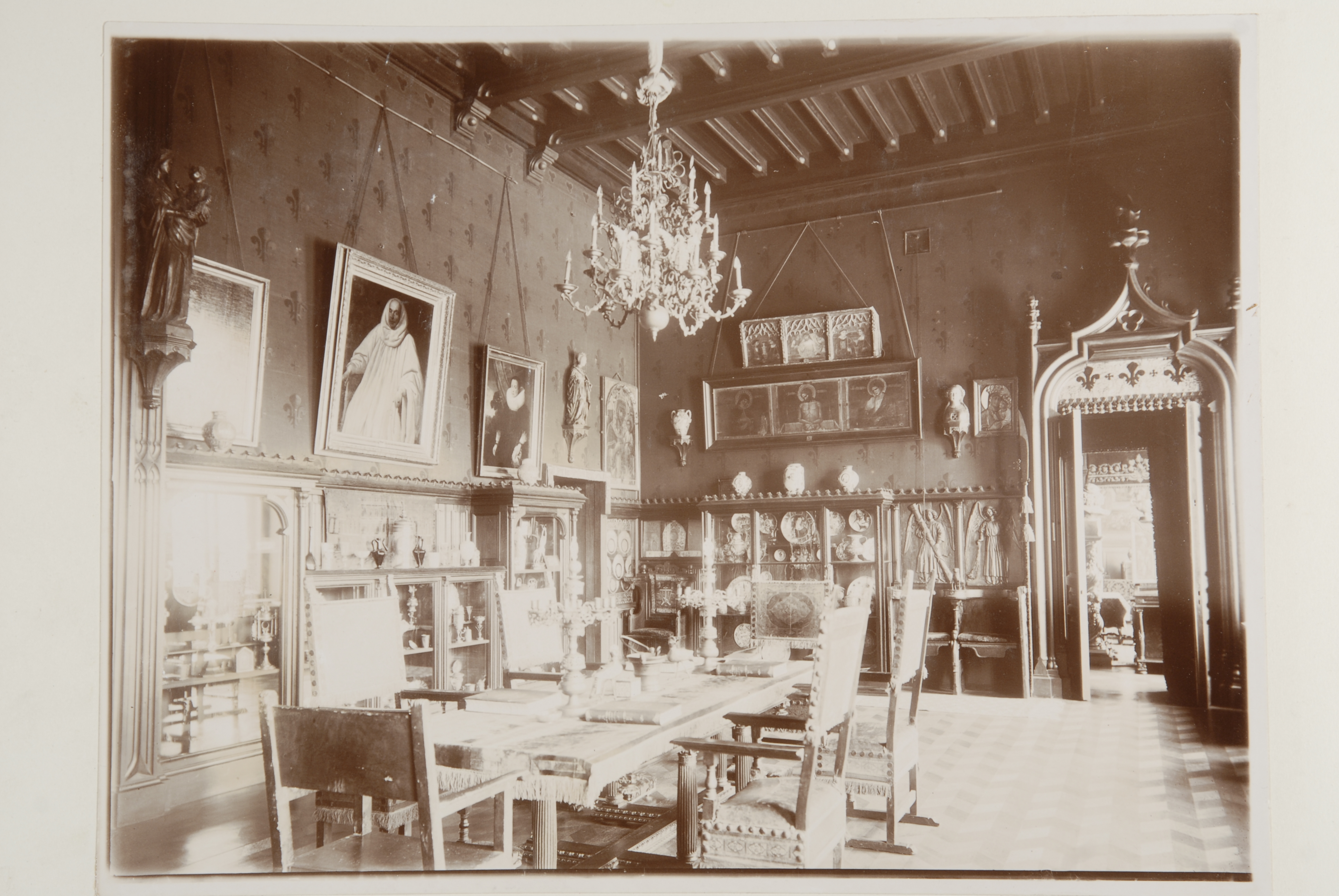 Велика вітальня дому Ханенків, 1900-ті роки. З архіву МХ.