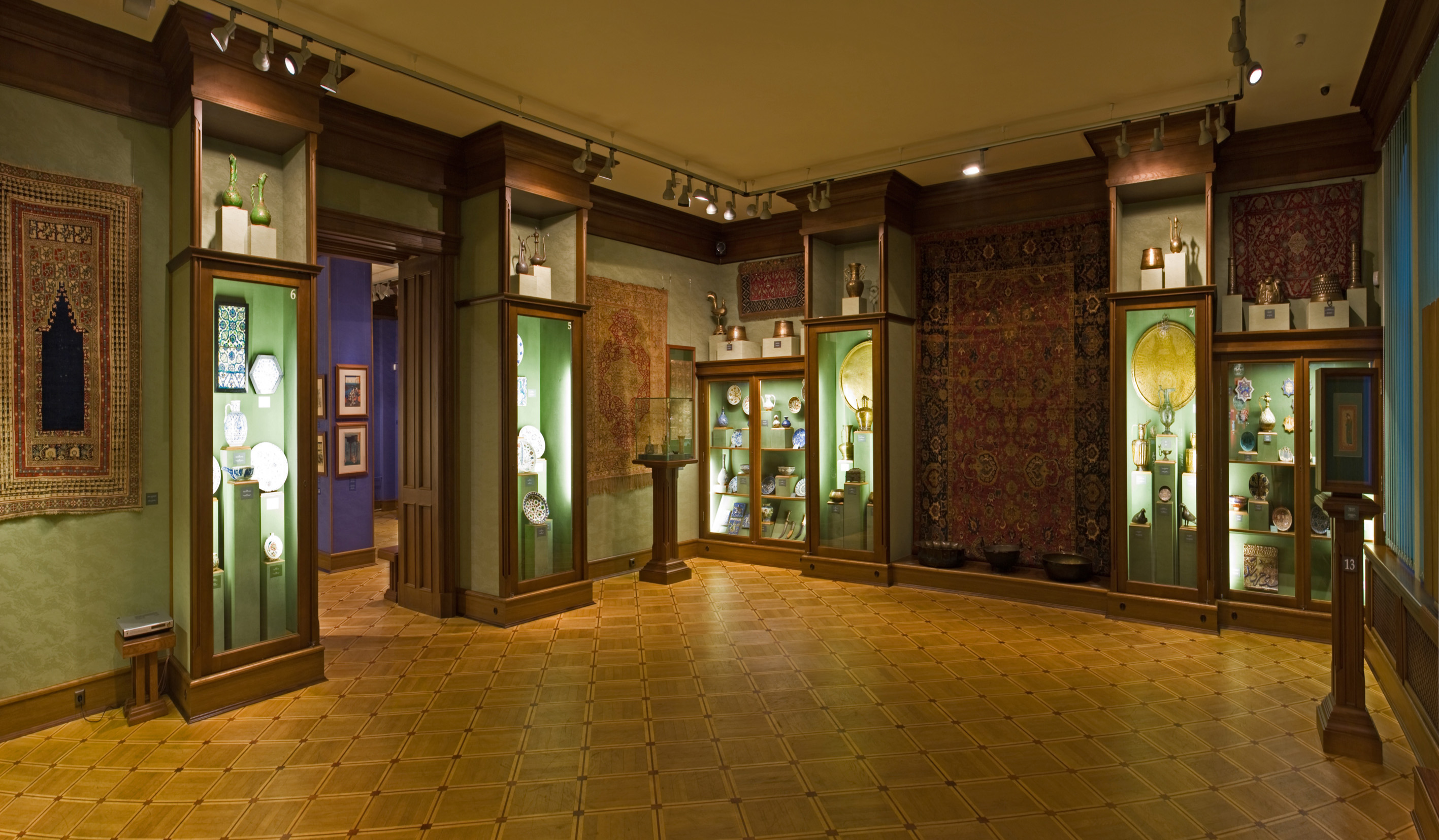 Зала ісламу постійної експозиції мистецтва Азії. Вітрини з керамікою та художнім металом, килими.