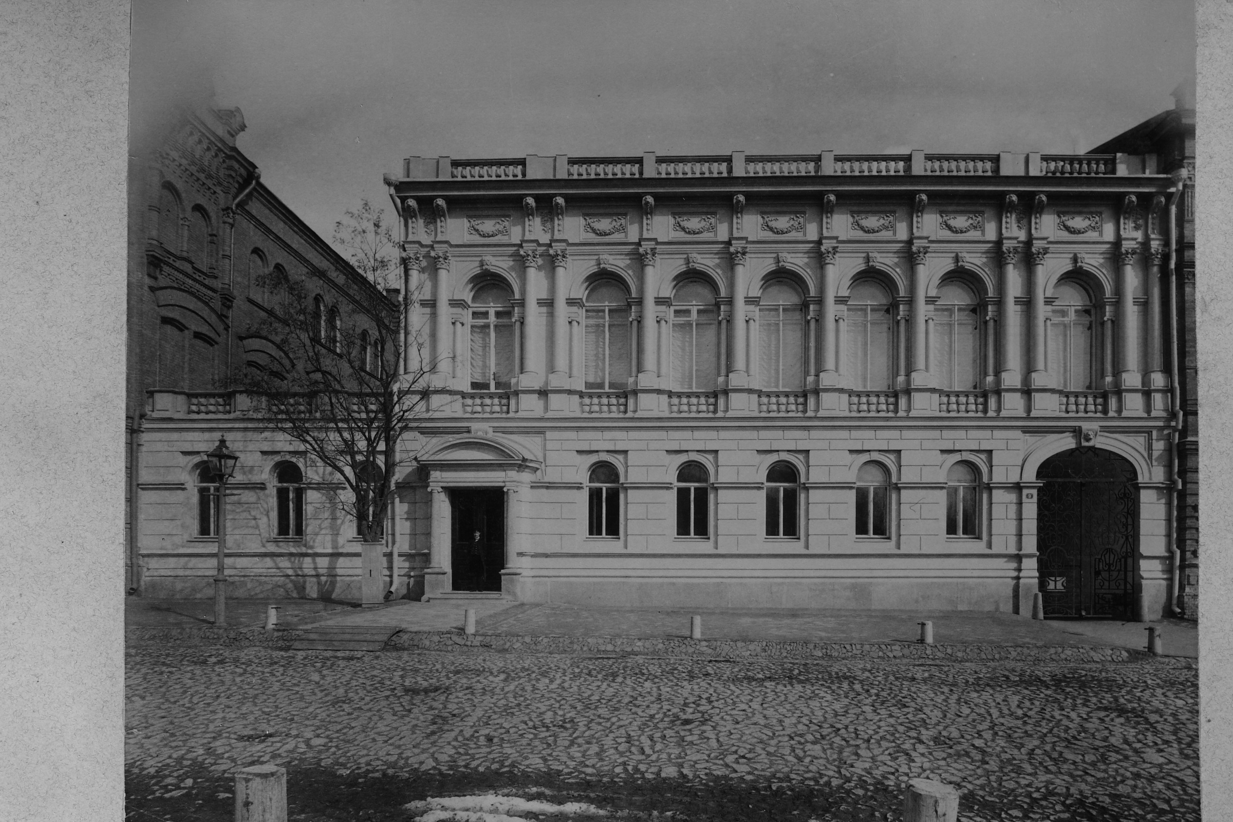 Фасад особняка родини Ханенків до 1891 року. Фото з архіву МХ.