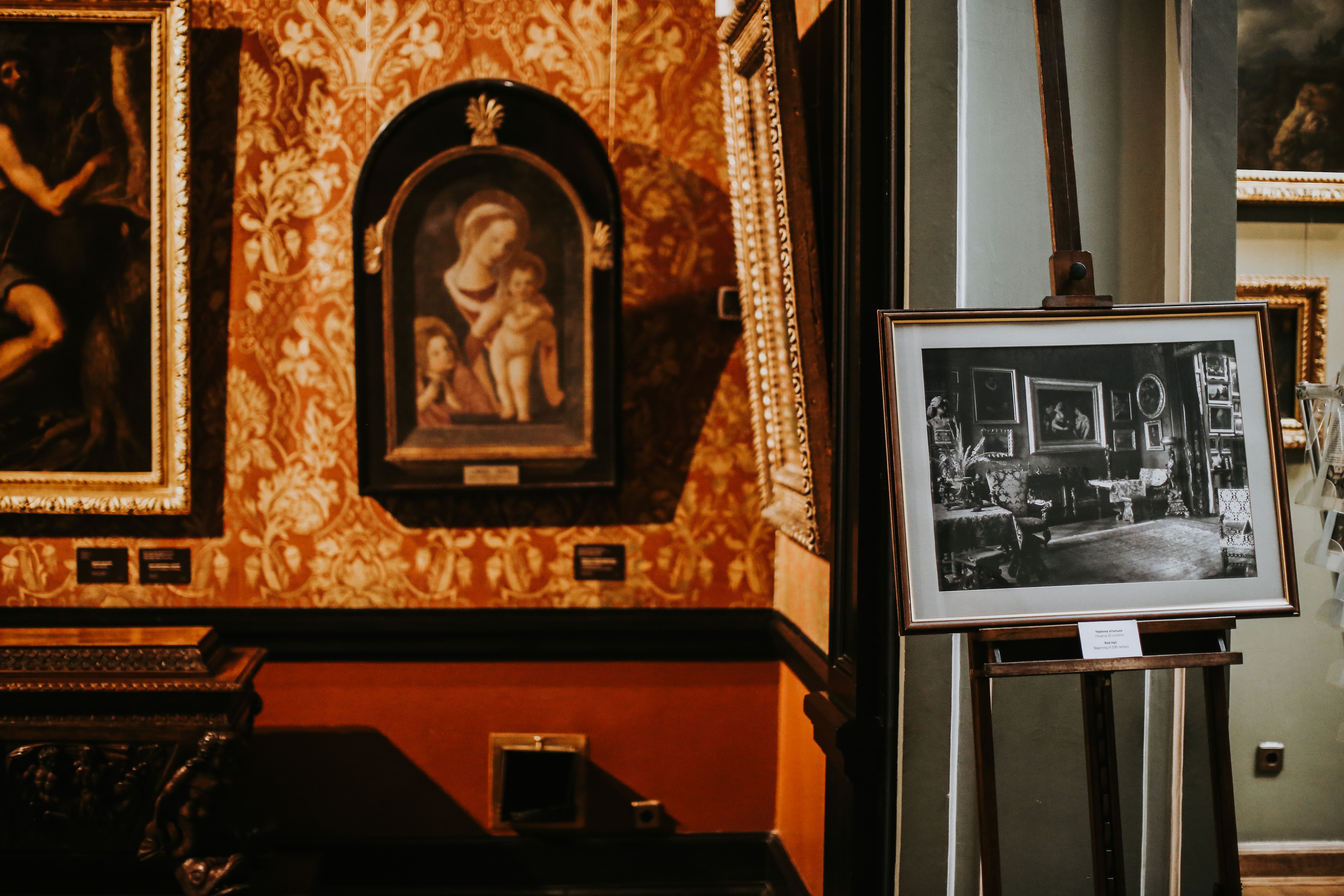 Фото з Червоної вітальні. На зображенні зліва — картина, справа — чорно-біла світлина з ханенківських часів